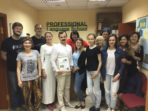 Учасники зустрічі з навчальними матеріалами у мовній школі