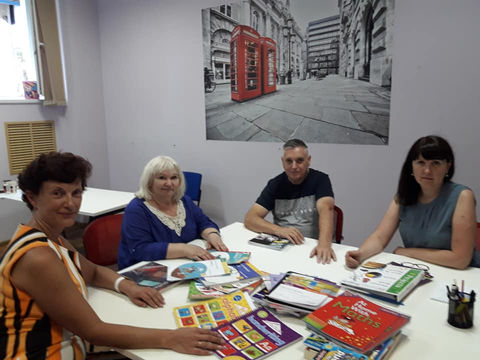 Марина Цегельська та учасники зустрічі за столом із навчальними матеріалами