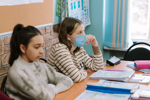 Учениці на занятті з матеріалами Interclass, одна з них у захисній масці